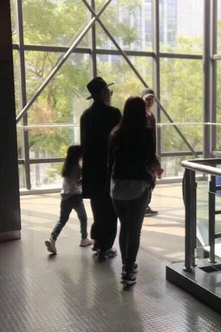 Rò rỉ hình ảnh Giả Nãi Lượng đưa con gái đi xem phim với một người phụ nữ lạ mặt