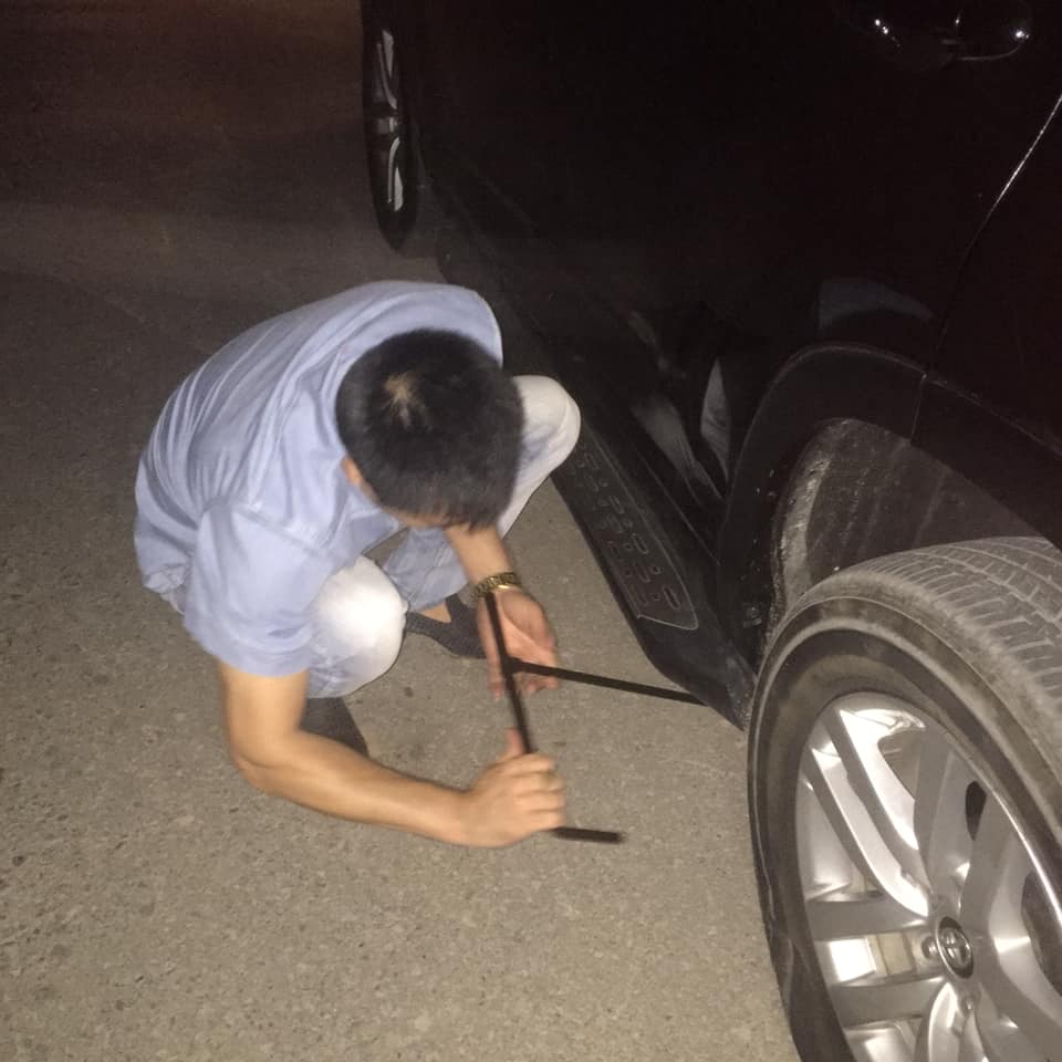 NSND Tự Long gặp sự cố choáng váng, phải đứng đường hơn 1 tiếng