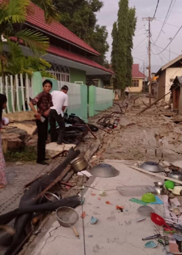 Hiện trường đổ nát sau động đất và sóng thần tại Indonesia