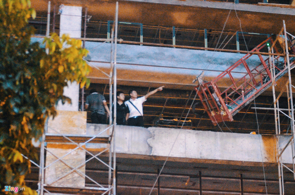 Vụ khung sắt rơi chết người: Do công nhân bất cẩn?