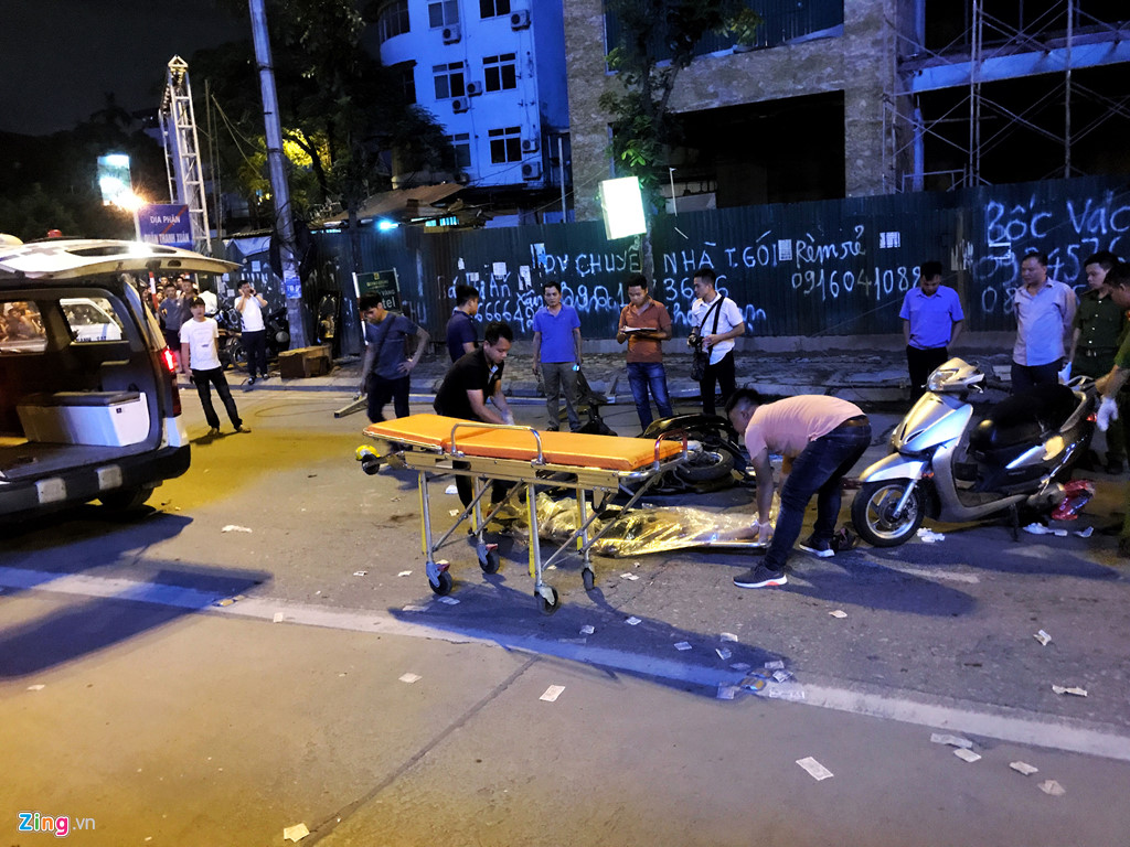 Vụ khung sắt rơi chết người: Do công nhân bất cẩn?