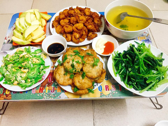 Khoe mâm cơm đầy đủ dinh dưỡng chỉ hết chưa tới 20k, vợ trẻ mách nước bí quyết sống tiết kiệm giữa thủ đô