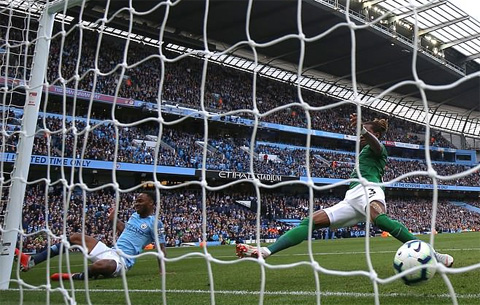 Thắng trận thứ tư liên tiếp, Man City tạm chiếm ngôi đầu