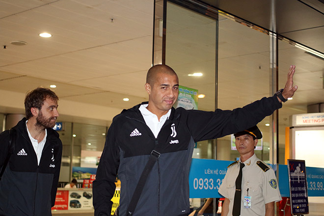 Huyền thoại Juventus đến Việt Nam: Được CĐV tặng nón lá