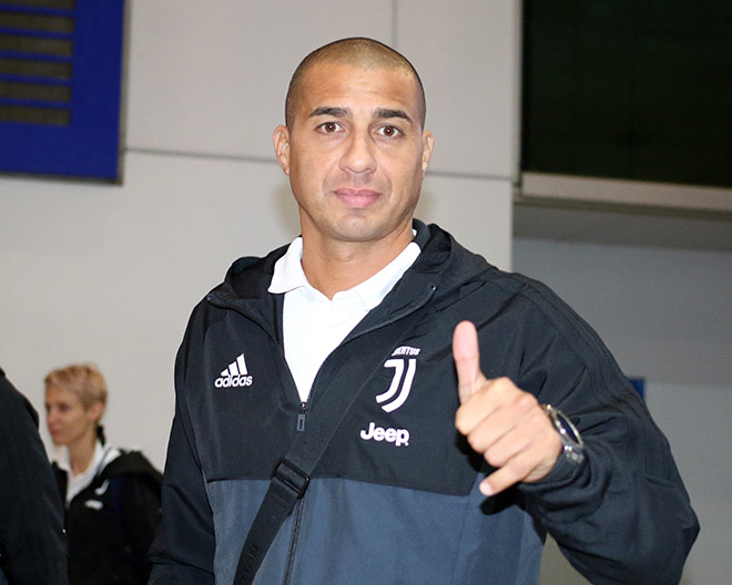 Huyền thoại Juventus đến Việt Nam: Được CĐV tặng nón lá