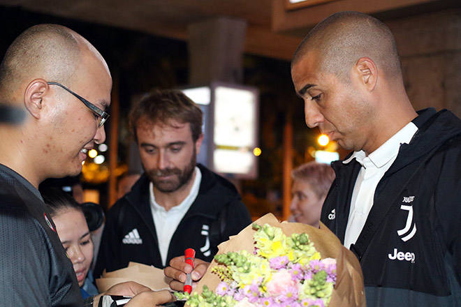 Huyền thoại Juventus đến Việt Nam: Được CĐV tặng nón lá
