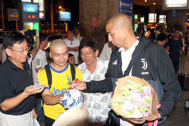 Huyền thoại Juventus đến Việt Nam: Được CĐV tặng nón lá