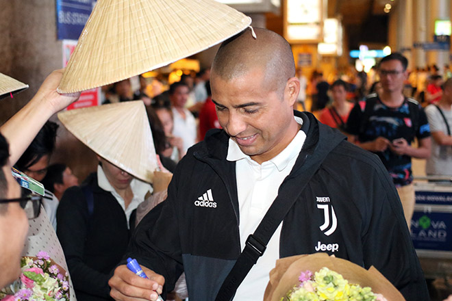 Huyền thoại Juventus đến Việt Nam: Được CĐV tặng nón lá