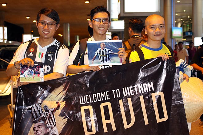 Huyền thoại Juventus đến Việt Nam: Được CĐV tặng nón lá