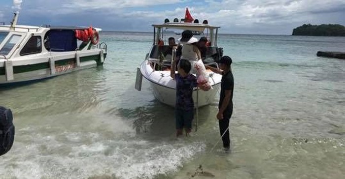 Trường Giang được khen như soái ca, cõng Nhã Phương trong chuyến đi trăng mật ở Phú Quốc Trường Giang được khen như soái ca, cõng Nhã Phương trong chuyến đi trăng mật ở Phú Quốc