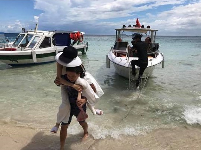 Trường Giang được khen như soái ca, cõng Nhã Phương trong chuyến đi trăng mật ở Phú Quốc