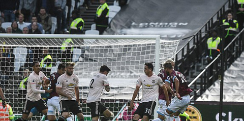 Thua toàn diện West Ham, M.U tiếp đà khủng hoảng