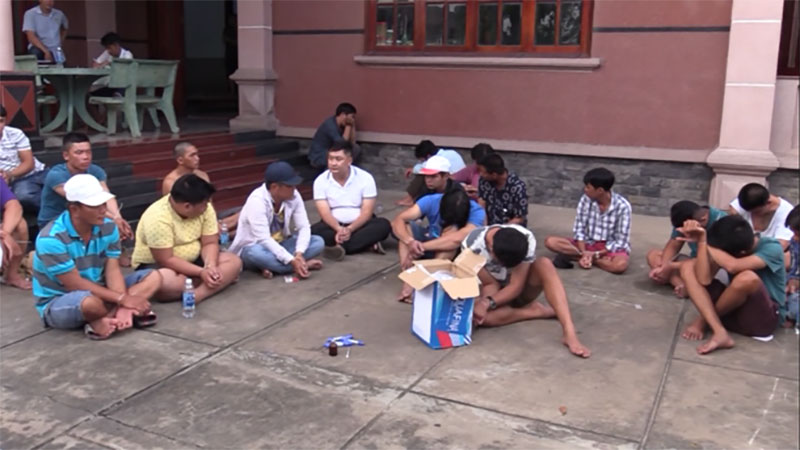 46 người tham gia đánh bạc tiền tỉ trong căn biệt thự ở Bình Dương 46 người tham gia đánh bạc tiền tỉ trong căn biệt thự ở Bình Dương