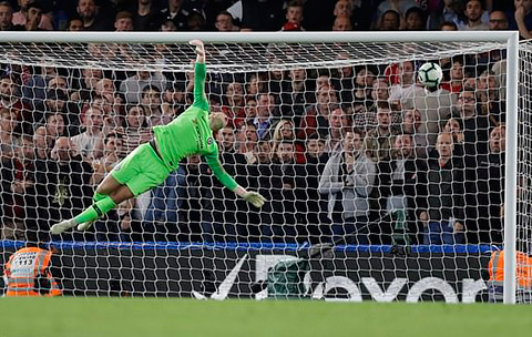 Tuyệt tác của Sturridge giải cứu Liverpool ở Stamford Bridge