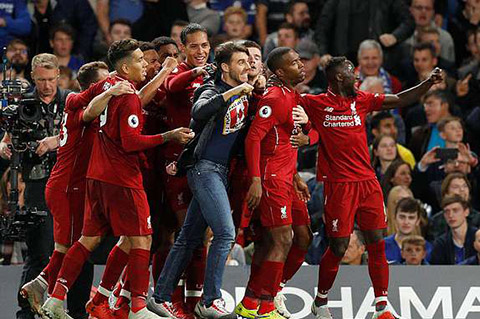 Tuyệt tác của Sturridge giải cứu Liverpool ở Stamford Bridge