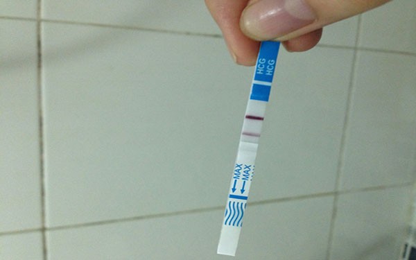 Cô nàng lấy chồng 5 năm chưa con, sau 1 lần lên giường với sếp lại dính bầu, không biết cái thai là của ai bị ném đá