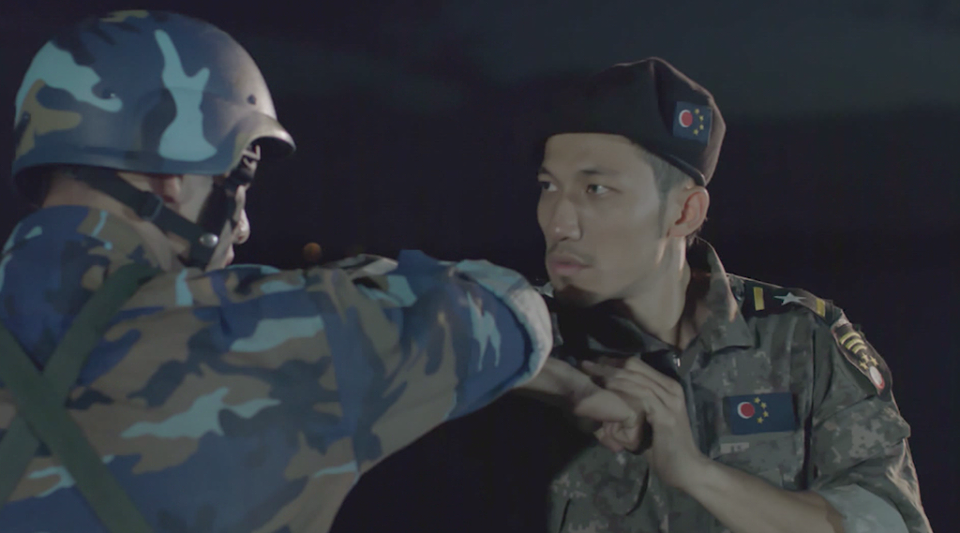 Phim Hậu Duệ Mặt Trời tập 1-2: Đại úy Duy Kiên phải lòng bác sĩ Hoài Phương ngay từ cái nhìn đầu tiên