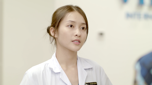 Phim Hậu Duệ Mặt Trời tập 1-2: Đại úy Duy Kiên phải lòng bác sĩ Hoài Phương ngay từ cái nhìn đầu tiên