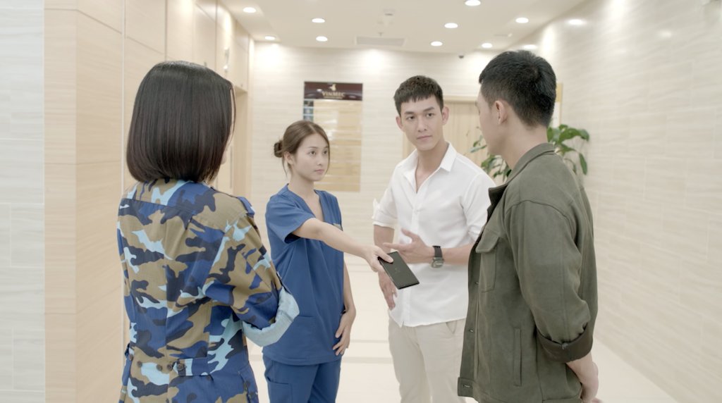 Phim Hậu Duệ Mặt Trời tập 1-2: Đại úy Duy Kiên phải lòng bác sĩ Hoài Phương ngay từ cái nhìn đầu tiên
