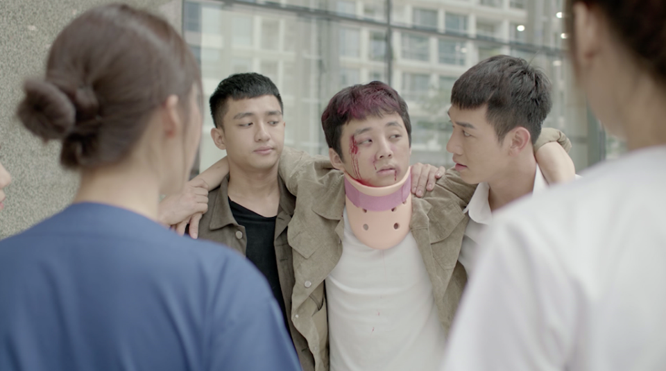 Phim Hậu Duệ Mặt Trời tập 1-2: Đại úy Duy Kiên phải lòng bác sĩ Hoài Phương ngay từ cái nhìn đầu tiên