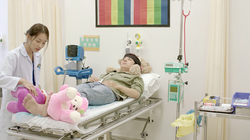 Phim Hậu Duệ Mặt Trời tập 1-2: Đại úy Duy Kiên phải lòng bác sĩ Hoài Phương ngay từ cái nhìn đầu tiên