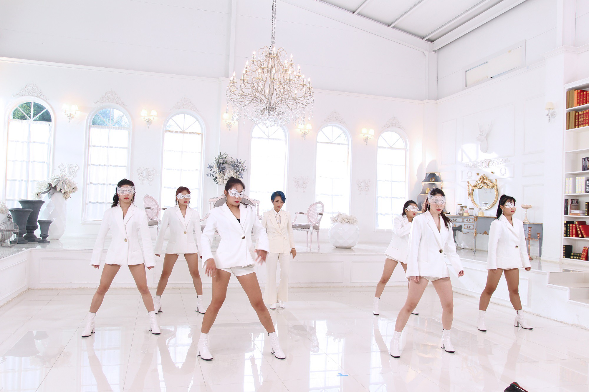 MV mới của Vũ Cát Tường gây xôn xao vì sao chép hình ảnh của Taylor Swift