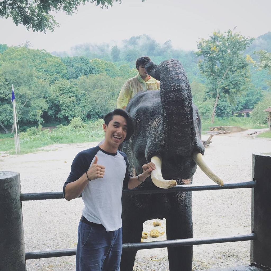 Hot boy Thái Lan body 6 múi, mắt một mí điển trai như sao Hàn