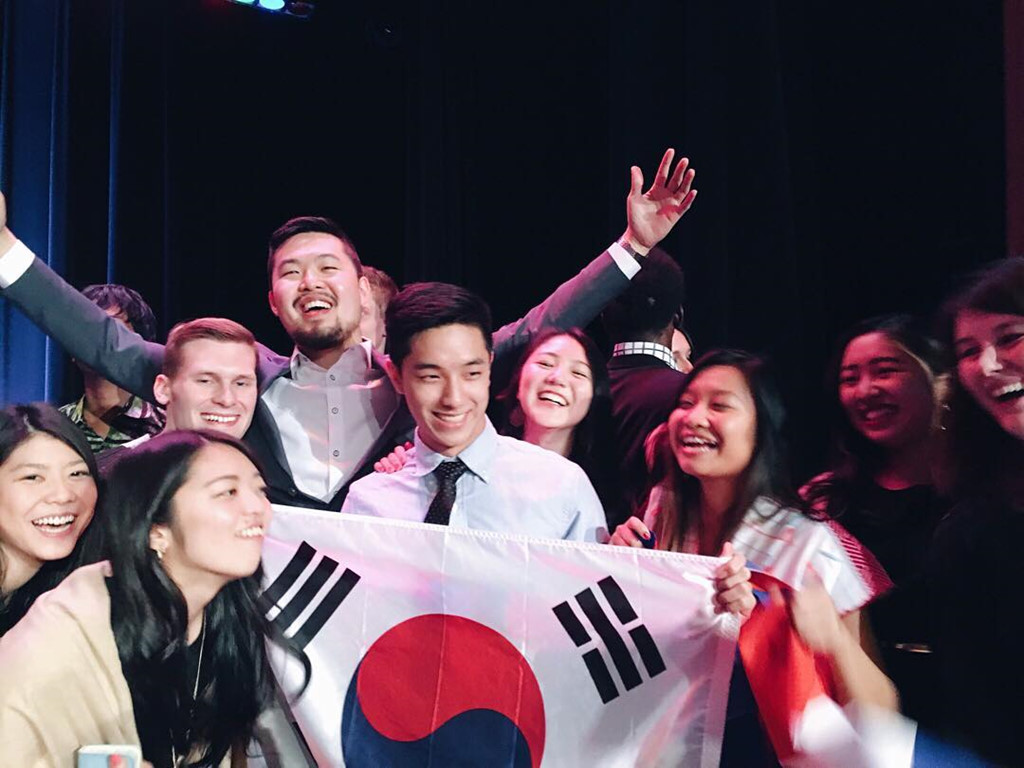 Hot boy Thái Lan body 6 múi, mắt một mí điển trai như sao Hàn