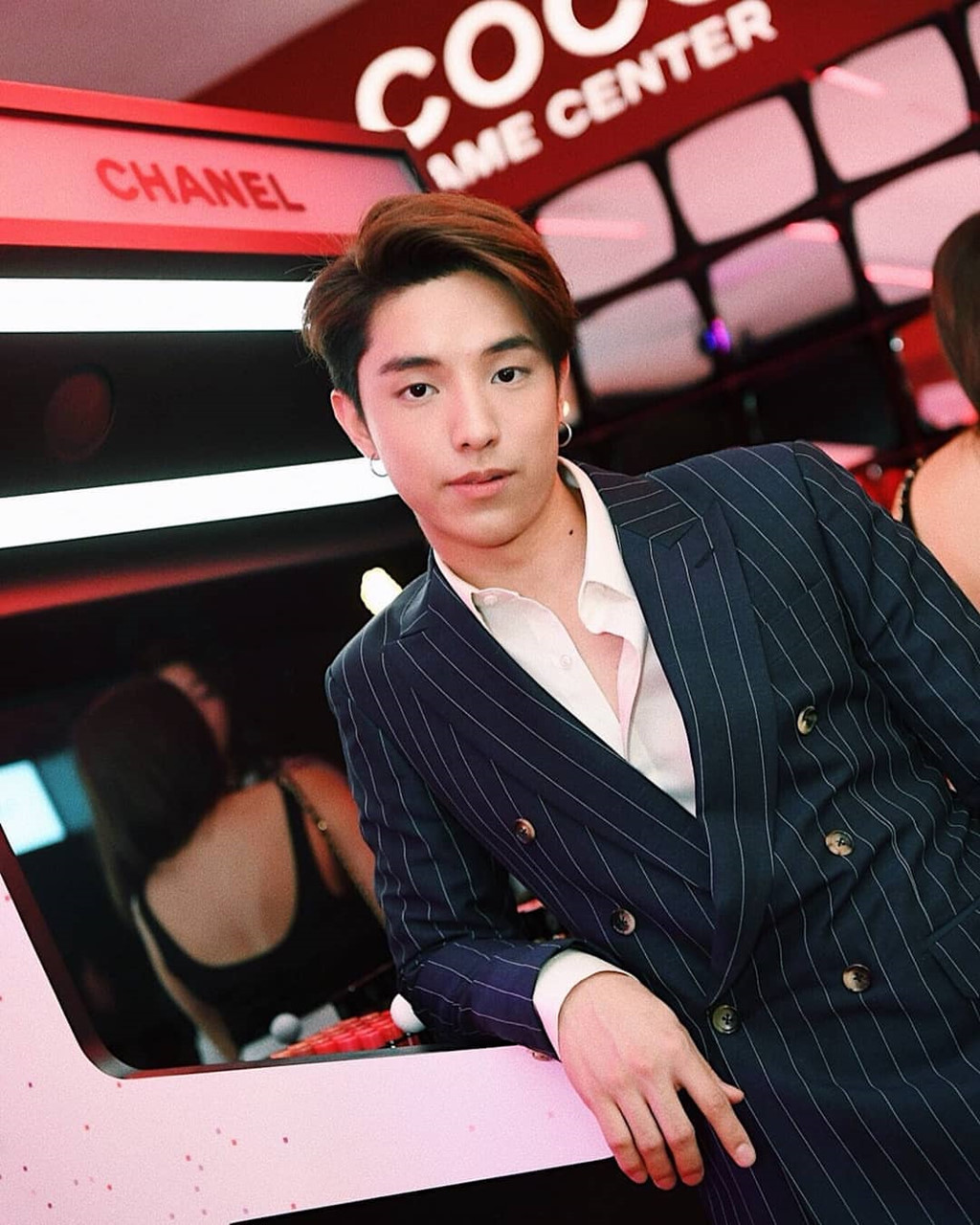 Hot boy Thái Lan body 6 múi, mắt một mí điển trai như sao Hàn