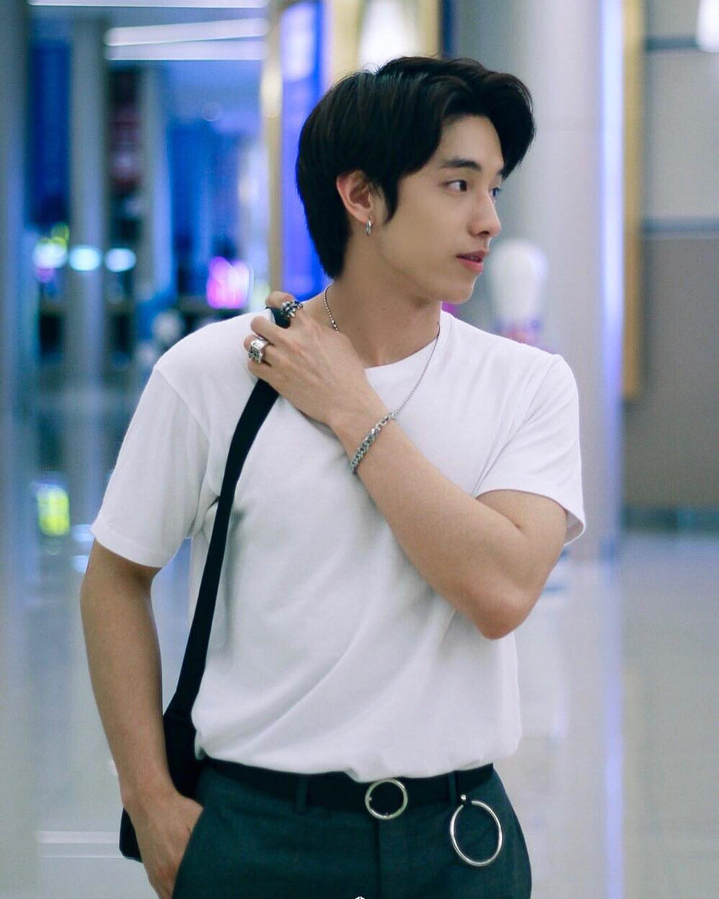 Hot boy Thái Lan body 6 múi, mắt một mí điển trai như sao Hàn