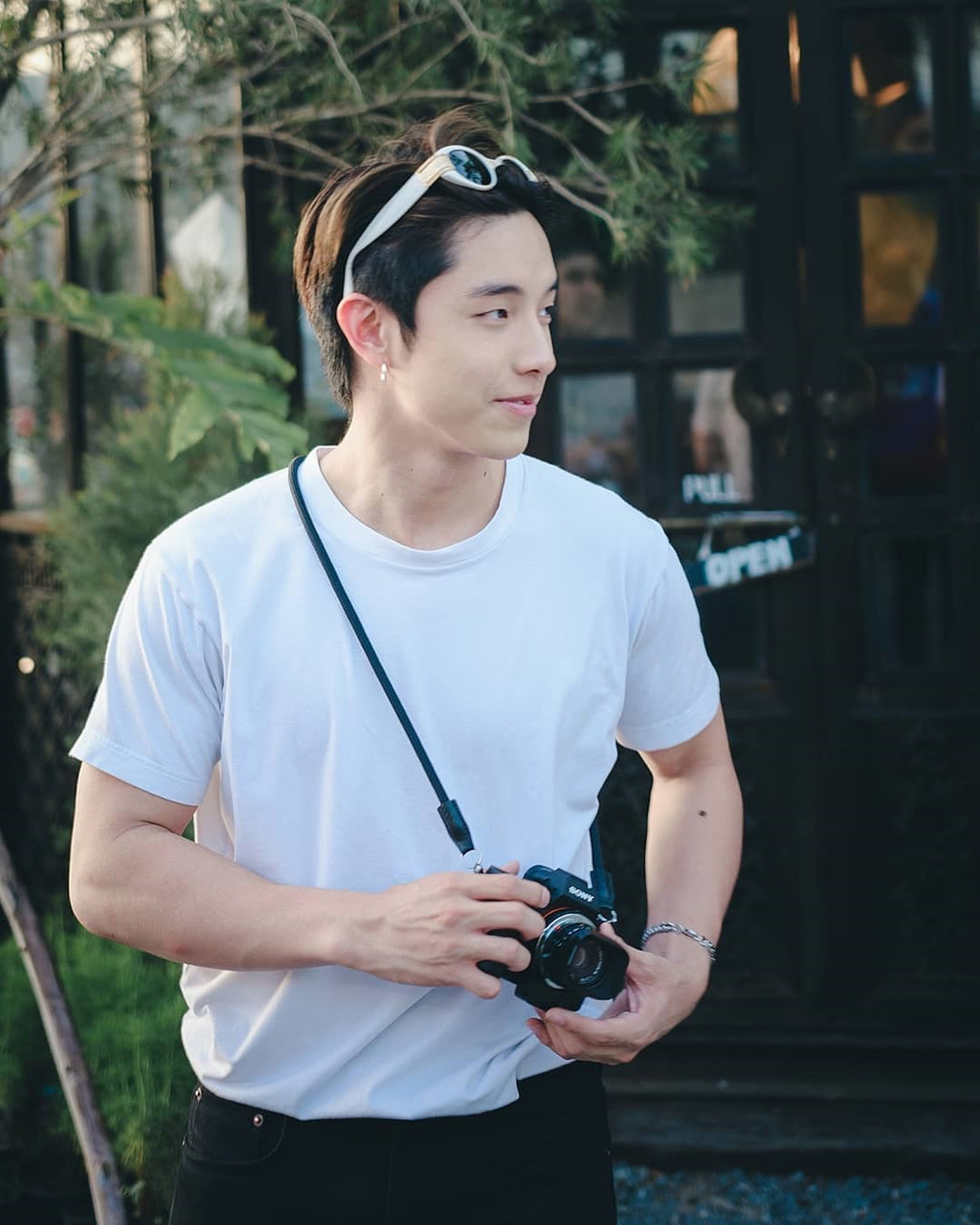 Hot boy Thái Lan body 6 múi, mắt một mí điển trai như sao Hàn