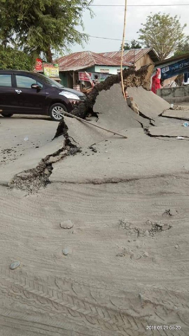 420 người chết, tù nhân bỏ trốn, nhiều thi thể nổi trên biển sau sóng thần, động đất kinh hoàng ở Indonesia