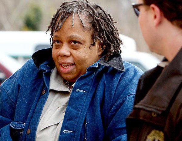 Bị cảnh sát bắt khi lang thang trên đường, bé gái 7 tuổi vạch trần địa ngục trần gian và tội ác khó dung thứ của bà mẹ tàn ác