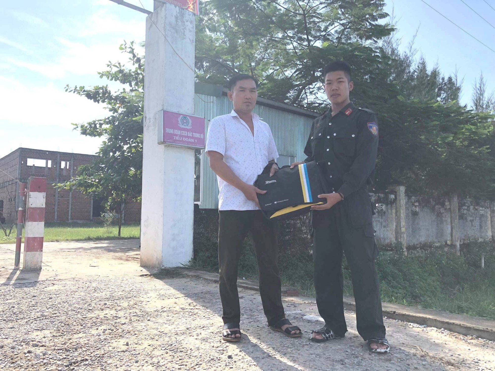 Nhặt được balo chứa gần 400 triệu đồng, chiến sĩ CSCĐ trả lại người đánh rơi