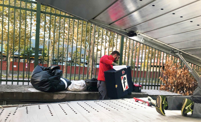 [Ảnh hot] Cận cảnh 2 chiếc xe VinFast được đưa lên sân khấu Paris Motor Show 2018