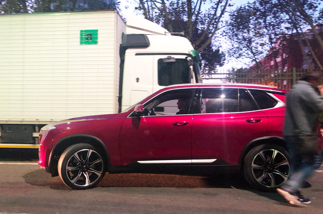 [Ảnh hot] Cận cảnh 2 chiếc xe VinFast được đưa lên sân khấu Paris Motor Show 2018