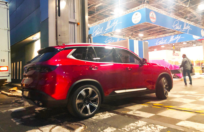 [Ảnh hot] Cận cảnh 2 chiếc xe VinFast được đưa lên sân khấu Paris Motor Show 2018