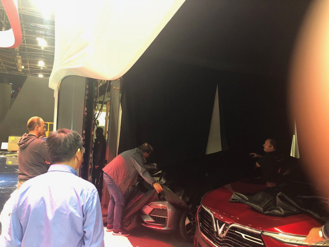 [Ảnh hot] Cận cảnh 2 chiếc xe VinFast được đưa lên sân khấu Paris Motor Show 2018