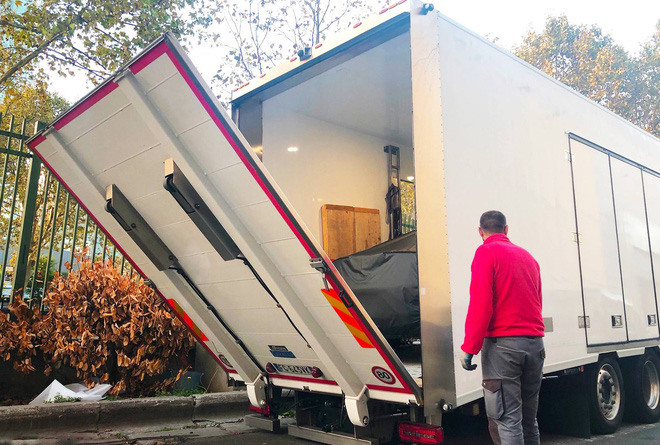 [Ảnh hot] Cận cảnh 2 chiếc xe VinFast được đưa lên sân khấu Paris Motor Show 2018