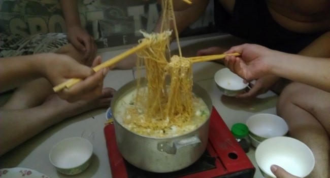 Đời sinh viên khổ nhất là cuối tháng, đến quả trứng bỏ vô mỳ tôm cũng không có tiền mua