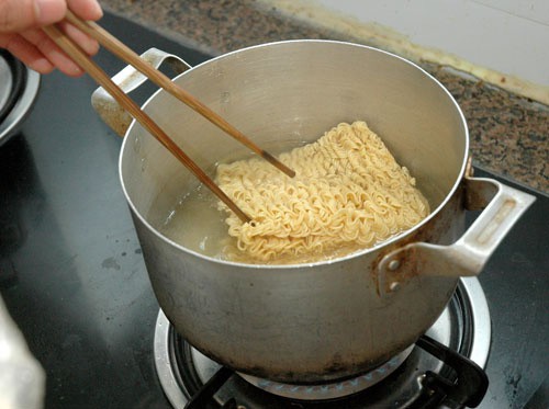 Đời sinh viên khổ nhất là cuối tháng, đến quả trứng bỏ vô mỳ tôm cũng không có tiền mua