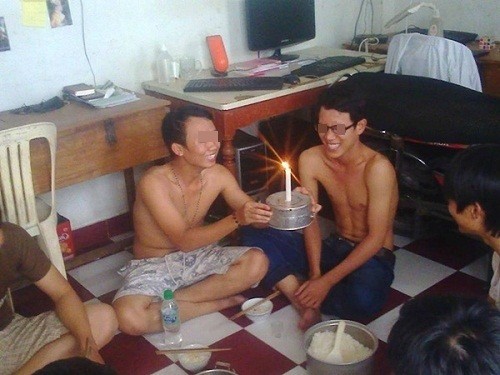 Đời sinh viên khổ nhất là cuối tháng, đến quả trứng bỏ vô mỳ tôm cũng không có tiền mua