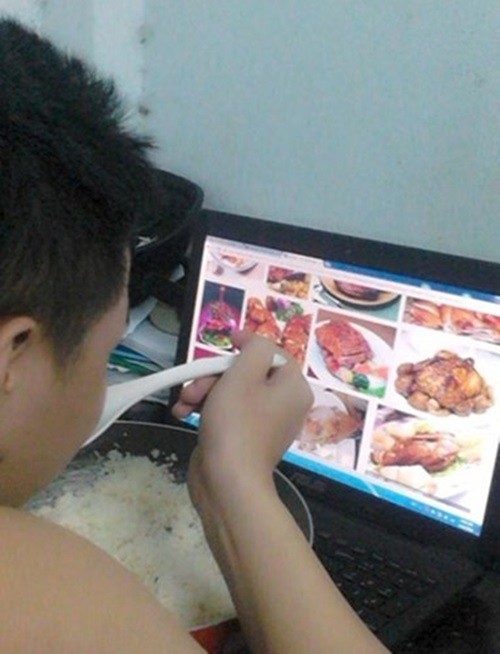 Đời sinh viên khổ nhất là cuối tháng, đến quả trứng bỏ vô mỳ tôm cũng không có tiền mua