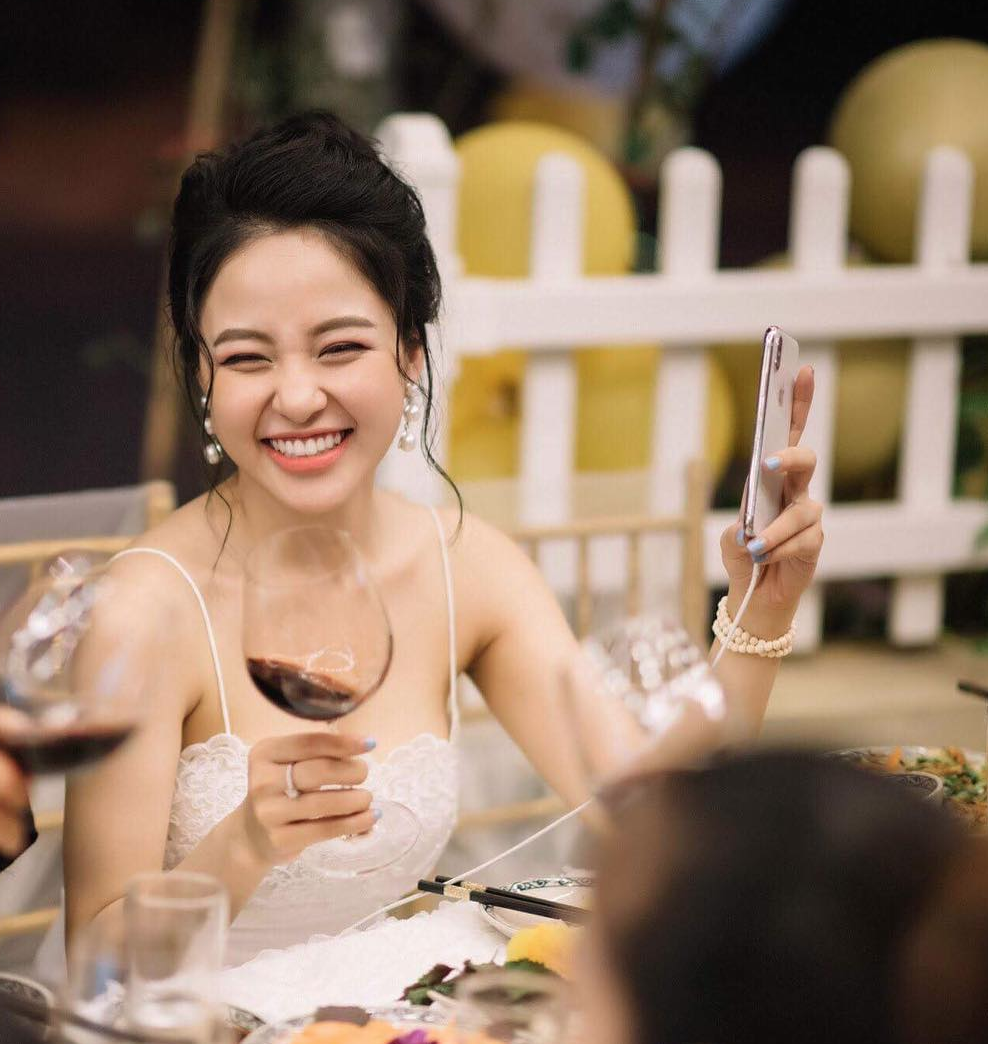 Trâm Anh mất điểm vì chuyển hướng sexy quá đà, đăng bài quảng cáo mọi lúc mọi nơi