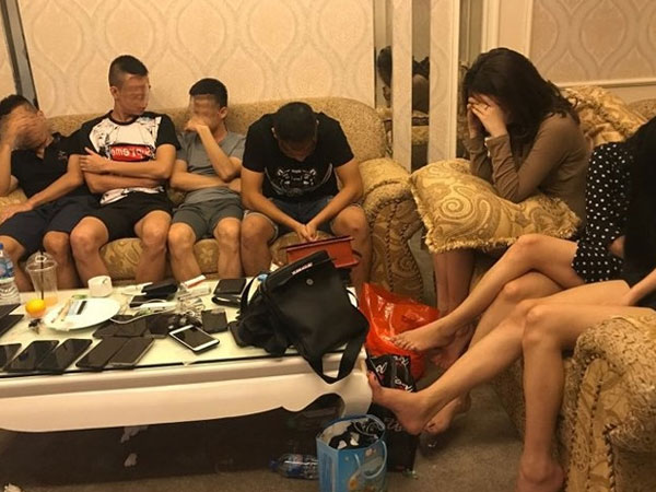 Bắt giữ nhóm nam thanh, nữ tú đang bay lắc trong khách sạn
