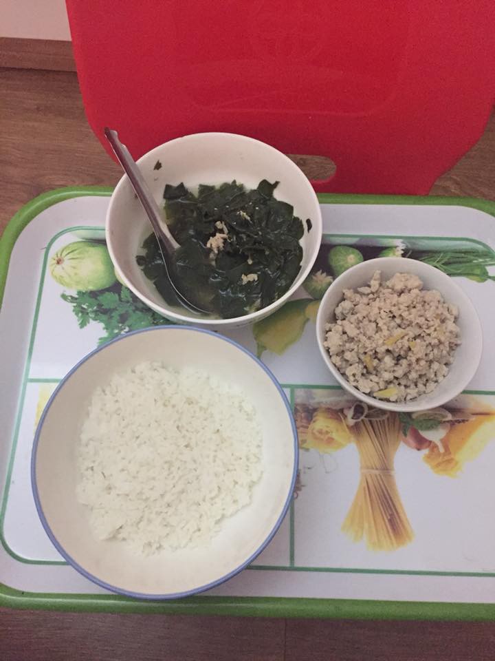 Đăng lên mạng chê cơm cữ mẹ chồng nấu không nuốt nổi, mẹ trẻ bị hội chị em xông vào mắng mỏ: Đừng có voi đòi tiên