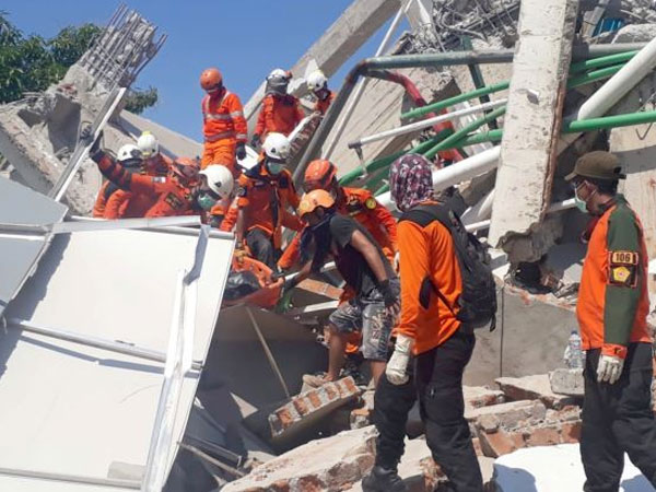 832 người thiệt mạng trong vụ động đất-sóng thần tại Indonesia, 10 người Việt Nam an toàn