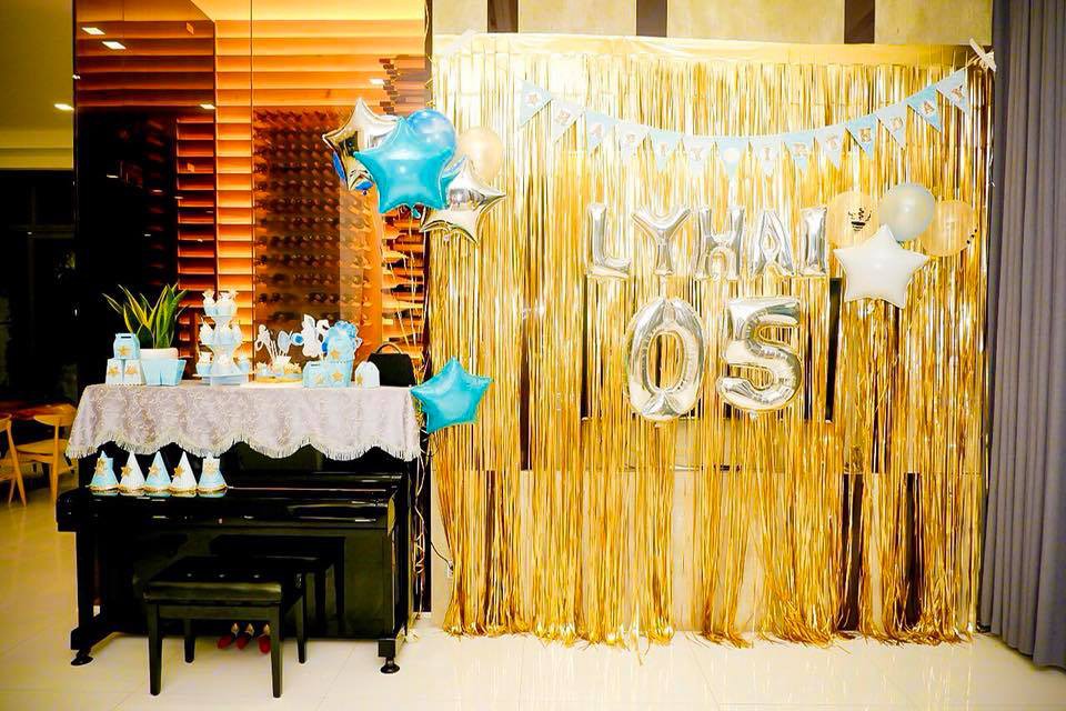 Lý Hải đón tuổi 50 bên vợ và các con nhưng hình ảnh trang trí trong bữa tiệc mới là điều được chú ý