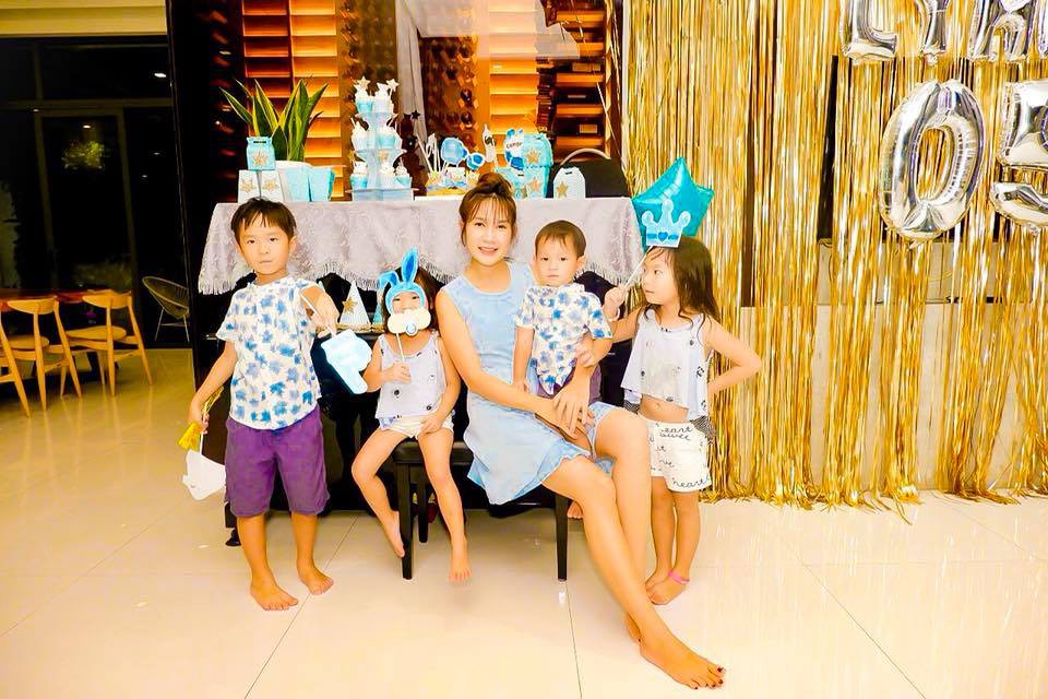 Lý Hải đón tuổi 50 bên vợ và các con nhưng hình ảnh trang trí trong bữa tiệc mới là điều được chú ý