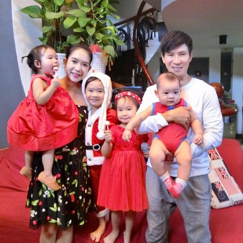 Lý Hải đón tuổi 50 bên vợ và các con nhưng hình ảnh trang trí trong bữa tiệc mới là điều được chú ý